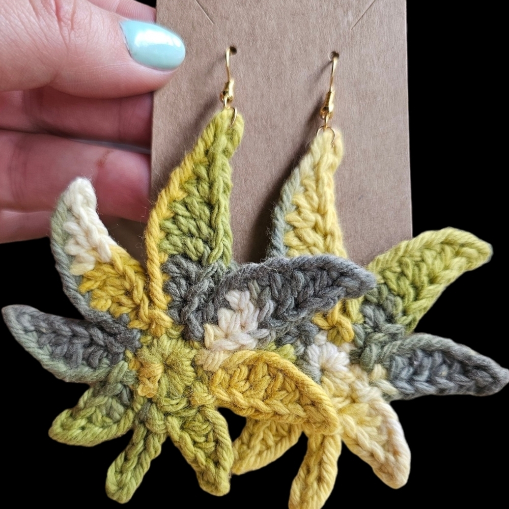 Mary Jane - Maple Leaf - Reefer - Pot - Handmade earrings - Picture 9 of 16